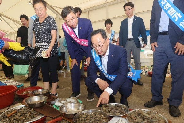 ▲지난 19일 우수영 오일장에서 추석맞이 장보기 행사(사진제공=해남군)
