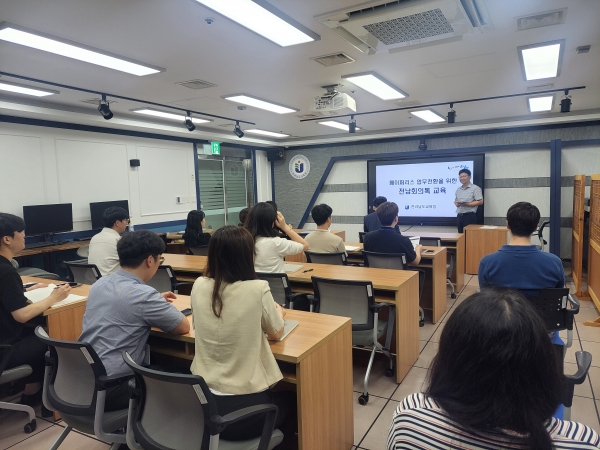 ▲전남교육청 직원을 대상으로 전남회의톡 교육을 실시하고 있다.(사진제공=전라남도교육청)