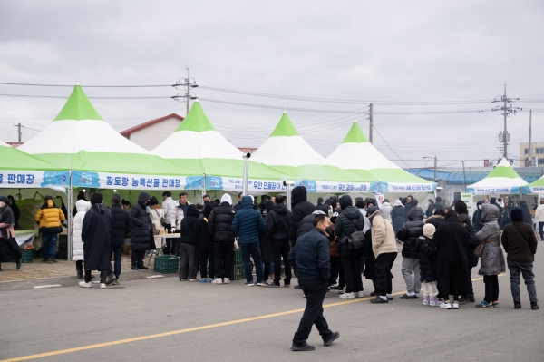 ▲무안겨울숭어축제 수산물 직판행사 모습(사진제공=무안군)