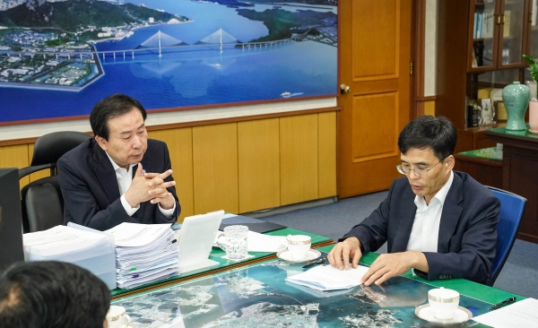 ▲목포시와 LH광주전남지역본부가 목포 임성지구 도시개발사업 전략 회의를 열었다.(사진왼쪽부터 박홍률 목포시장, 김재경 LH광주전남지역본부장.사진제공=목포시)