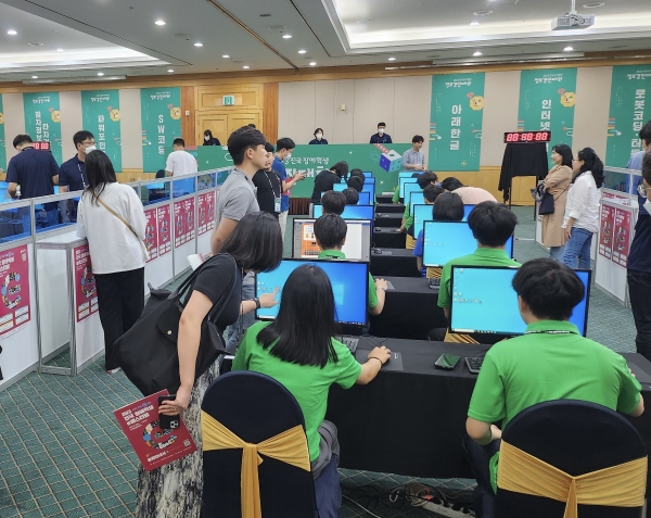 ▲‘2023 전국장애학생 e페스티벌’에 출전한 선수들이 대회를 치르고 있다.(사진제공=전라남도교육청)