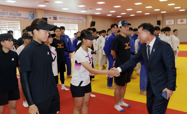 ▲전라남도는 22일 오후 순천팔마체육관에서 제104회 전국체육대회 출전을 앞두고 막바지 구슬땀을 흘리고 있는 전남 선수단을 격려했다.(사진제공=전라남도)