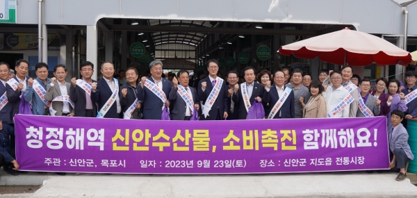 ▲목포시가 지난 23일 신안 지도 전통시장에서 수산물소비 촉진캠페인을 펼쳤다.(사진제공=목포시)