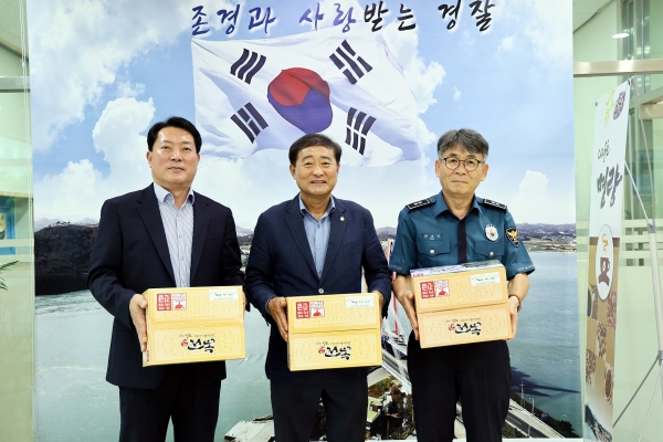 ▲진도군의회가 민족 대명절인 추석을 맞아 위문품을 전달했다.(사진제공=진도군)