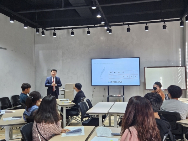 ▲25일 열린 ‘학생‧교원 저자되기 프로젝트’ 협의회에서 담당자들이 책 표지‧삽화 디자인 등 출간과 관련해 의견을 나누고 있다.(사진제공=전라남도교육청)