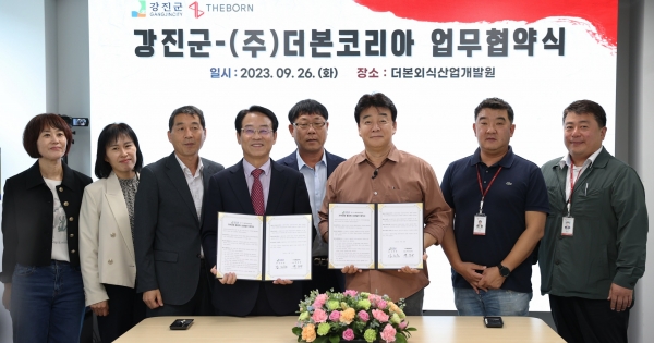 ▲강진원 강진군수와 백종원 ㈜더본코리아 대표가 26일 오전 충남 예산 더본외식산업개발원에서 지역경제활성화를 위한 상생발전 협약식을 체결했다.(사진제공=강진군)