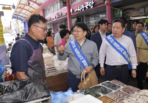▲강기정 광주광역시장이 추석 명절을 앞둔 26일 남구 봉선시장을 방문해 김병내 남구청장 등과 제수용품을 구매하며 상인들을 격려하고 있다.(사진제공=광주광역시)