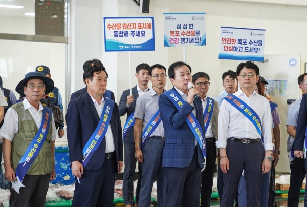 ▲박홍률 목포시장이 지난 8월 25일 북항활어위판장을 찾아 안전한 목포 수산물 소비촉진에 나서며 수산인을 격려하고 있다.(사진제공=목포시)