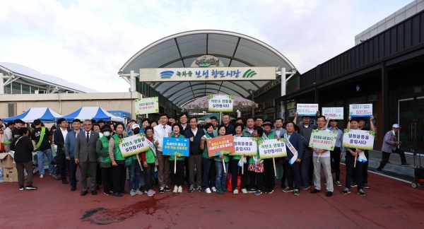 ▲보성군은 27일 보성읍 녹차골보성향토시장에서 추석 명절을 맞아 장보기 행사와 병행한 탄소중립 실천 캠페인을 전개했다.(사진제공=보성군)