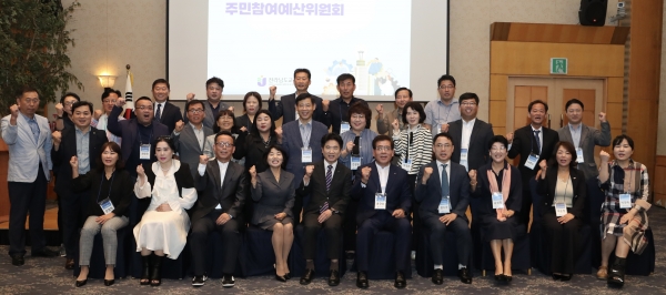 ▲제2차 전라남도교육청 주민참여예산위원회를 마친 위원들이 파이팅을 외치고 있다.(사진제공=전라남도교육청)