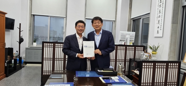 ▲정인화 광양시장이 4일 국회를 방문해 지역의 핵심 사안들을 건의했다.(사진제공=광양시)