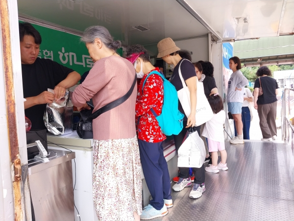 ▲경기 과천 경마공원 한우 이동판매차량에서 소비자들이 강진 착한한우 상품을 구입하고 있다.(사진제공=강진군)