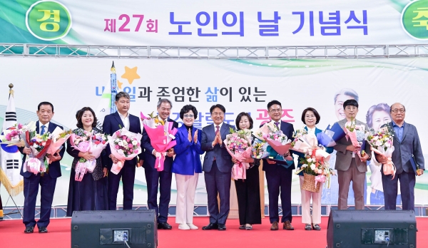 ▲강기정 광주광역시장이 6일 오전 서구 빛고을체육관에서 열린 ‘제27회 노인의 날 기념식’에 참석해 유공자 표창을 한 뒤 기념촬영을 하고 있다.(사진제공=광주광역시)