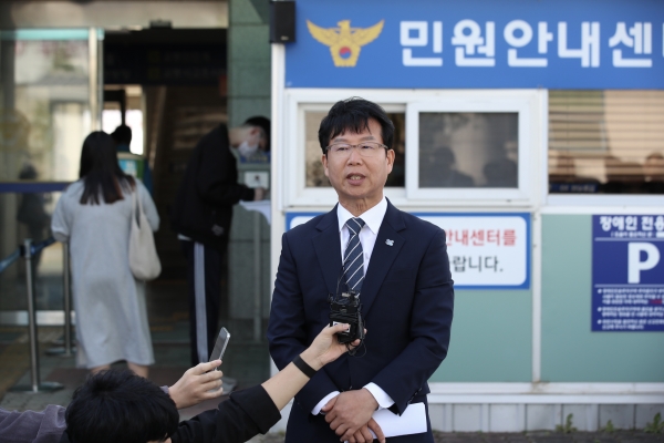 ▲박병규 광산구청장이 ‘광산구 시설관리공단 경찰서 공문 무단삭제’ 고발장 제출 기자회견를 하고 있다.(사진제공=광산구)