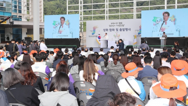 ▲김영록 전라남도지사가 10일 오전 전남도청 만남의 광장에서 열린 제104회 전국체전과 제43회 전국장애인체전을 밝힐 성화 합화 및 출발행사에서 기념사를 하고 있다.(사진제공=전라남도)