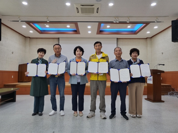 ▲진도군이 최근 진도개인택시와 ‘치매안심택시 송영서비스 운영’ 업무협약을 체결했다.(사진제공=진도군)