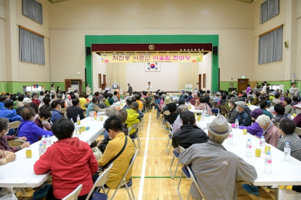 ▲지난 7일 순천시 저전동에서 노인의 날 행사를 성황리에 마쳤다.(사진제공=순천시)