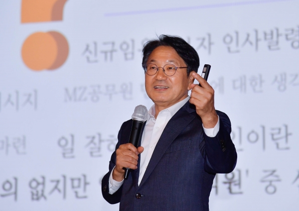 ▲강기정 광주광역시장이 11일 오후 광산구 광주시인재교육원에서 예비공무원과 중견간부 등 교육생들을 대상으로 특강을 하고 있다.(사진제공=광주광역시)
