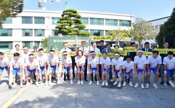 ▲담양군은 제104회 전국체전 성공 기원을 위한 성화가 지난 11일 담양군에 도착해 담양군청 광장에서 기념행사를 개최했다.(사진제공=담양군)