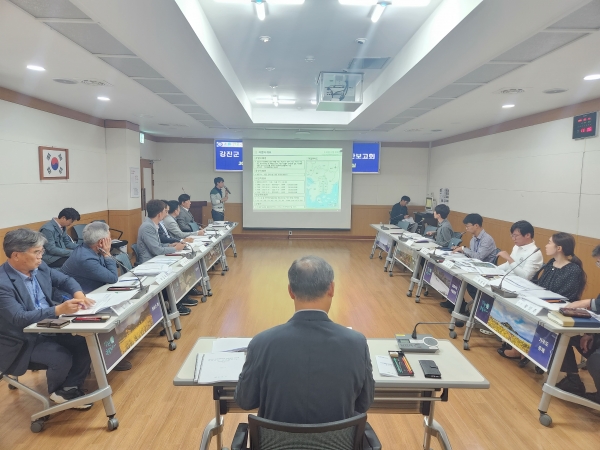 ▲강진군청 소회의실에서 자연재해저감 종합 계획 수립 용역 중간 보고회를 개최했다.(사진제공=강진군)