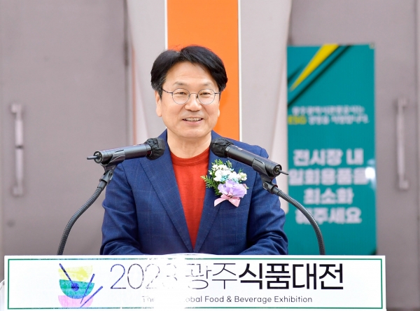 ▲강기정 광주광역시장이 12일 오전 서구 김대중컨벤션센터에서 열린 ‘2023 광주식품대전’ 개막식에 참석해 환영사를 하고 있다.(사진제공=광주광역시)