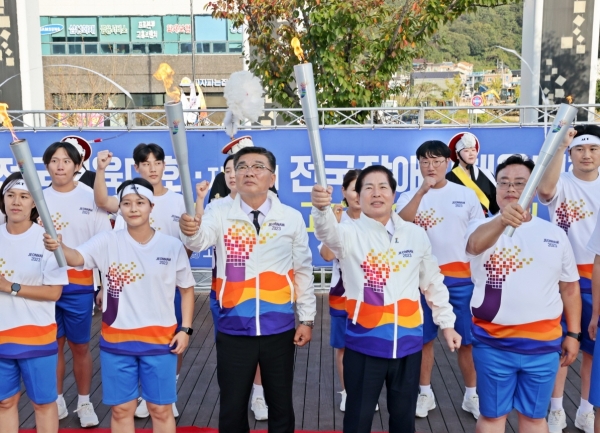 ▲고흥군은 지난 12일 제104회 전국체전과 제43회 전국장애인체전 성화봉송이 고흥 박지성공설운동장부터 고흥군청사 광장 구간에 많은 군민이 참여한 가운데 성대하게 진행됐다.(사진제공=고흥군)
