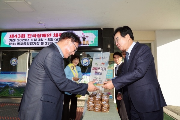 ▲장흥군은 지난 12일 영양의 날을 맞이하여 아침밥먹기 캠페인을 실시했다.(사진제공=장흥군)