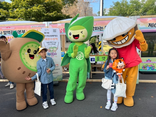 ▲보성군 특산품 캐릭터 ‘BS삼총사’가 지난 14일부터 15일까지 서울 용산구 용산어린이정원에서 열린 ‘제6회 우리동네 캐릭터 축제’에 참가해 서울 시민들과 소통했다.(사진제공=보성군)