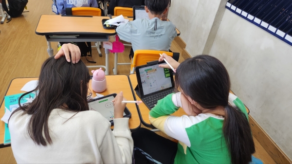 ▲영광중앙초등학교 학생들이 AI 기반 코스웨어를 활용한 수업을 받고 있다.(사진제공=전라남도교육청)