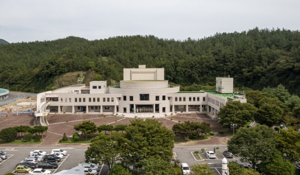 ▲고흥군은 고흥문화회관 김연수실 시설 공사를 마치고 오는 11월 1일 재개관한다.(사진제공=고흥군)