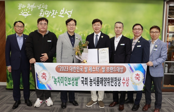 ▲2023 대한민국 쌀 페스타 ‘녹차미인보성쌀’국회 농림축산식품해양수산위원회 위원장을 수상했다.(왼쪽에서 세번째 김규웅 부군수, 네 번째 김철우 군수, 그 외 보성군청 실과장 및 직원들.사진제공=보성군)