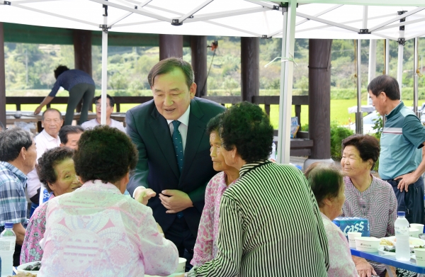▲지난 9월 19일 무정면 평지마을 행사에 방문해 안부를 전하고 애로사항을 듣고 있다.(사진제공=담양군)