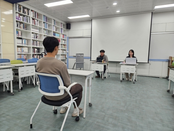 ▲‘꿈대로 이동 진학상담’에 참여한 한 학생이 모의면접을 실시하고 있다.(사진제공=전라남도교육청)