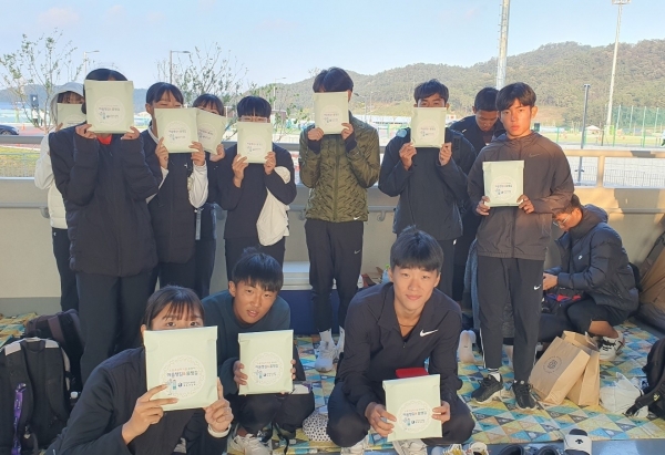 ▲전남 학생선수들이 스포츠 심리지원 꾸러미 ‘마음-몸챙김’을 들어 보이고 있다.(사진제공=전라남도교육청)