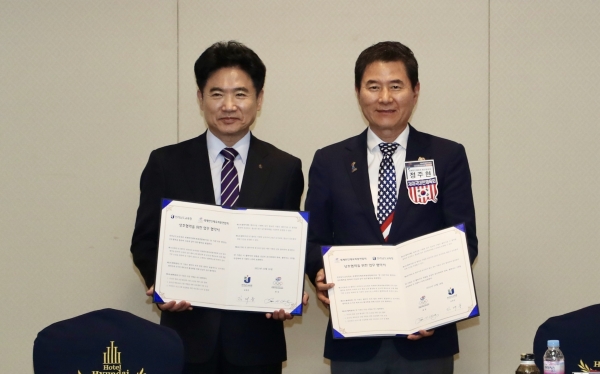 ▲김대중 전남교육감과 정주현 세계한인체육회총연합회장이 협약서에 서명한 뒤 기념사진 촬영을 하고 있다.(사진제공=전라남도교육청)