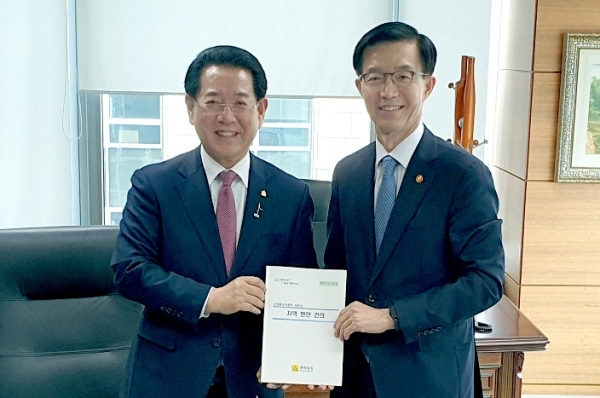 ▲김영록 전라남도지사는 18일 서울에서 방문규 산업통상자원부 장관과 면담을 하고, 국가첨단전략산업 특화단지 추가 지정, 해상풍력 산업생태계 조성을 위한 정책 확대 등 지역 현안을 건의했다.(사진제공=전라남도)