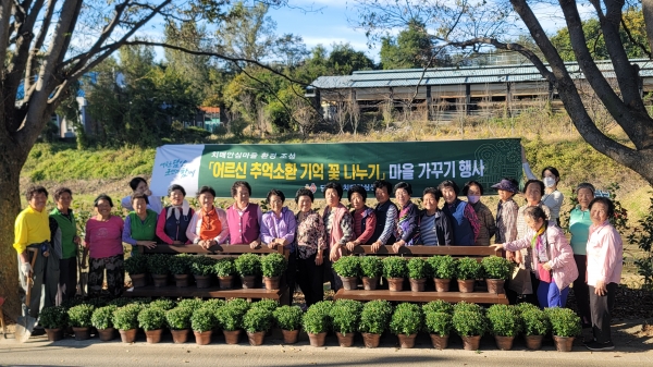 ▲담양군이 지난 16일부터 18일까지 담양군의 치매안심마을 4곳에서 ‘기억 꽃 나누기 행사’를 운영했다.(사진제공=담양군)