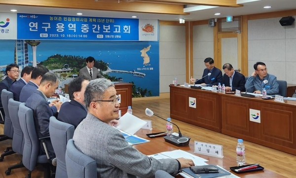 ▲장흥군은 지난 18일 ‘농어촌 빈집정비사업 계획 수립 연구 용역 중간보고회’를 개최했다.(사진제공=장흥군)