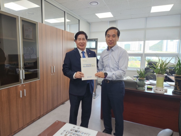 ▲공영민 고흥군수는 지난 17일 국회 방문에 이어 18일 기획재정부를 방문, 고흥군 추진중인 역점 사업에 대해 설명하고 적극적인 재정지원을 건의했다.(사진제공=고흥군)