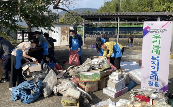 ▲보성군 조성면 ‘우리 동네 복지기동대’는 지난 19일 주거환경이 취약한 노부부 가정을 찾아 생활 불편 개선 봉사활동을 실시했다(사진제공=보성군)