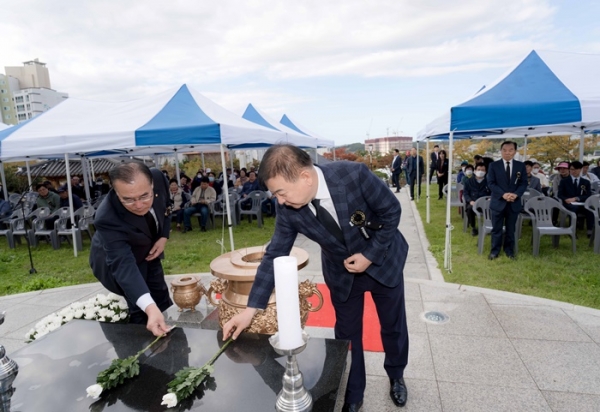 ▲영광군은 지난 21일 제13회(제73주기) 한국전쟁 전·후 영광지역 민간인 희생자 합동위령제를 개최했다.(사진제공=영광군)