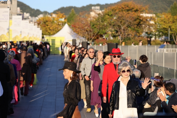 ▲ ‘광주 동구사랑 기부 홍보 시니어 모델 자선 패션쇼’가 국립아시아문화전당 브릿지에서 성황리에 개최됐다.(사진제공=동구)