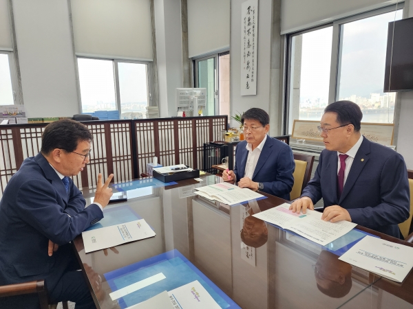 ▲구복규 화순군수는 25일 국회와 부처를 방문 국비 확보를 위해 지역 현안 사업을 설명하고 이에 대한 정부 지원을 적극 요청했다.(사진왼쪽부터 신정훈 국회의원 서삼석 예결위원장, 구복규 화순군수.사진제공=화순군)
