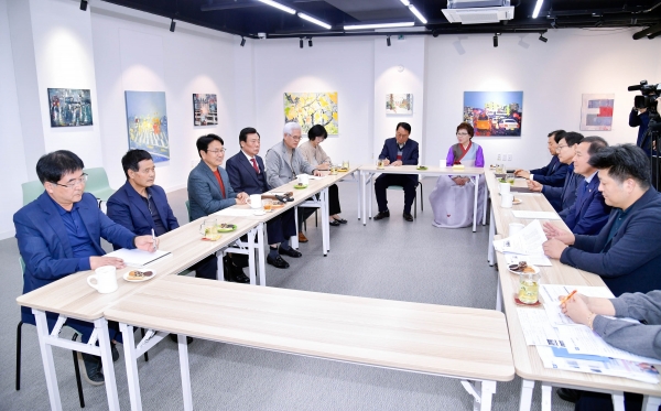 ▲강기정 광주광역시장이 25일 오후 동구 충장22 갤러리에서 열린 정책소풍에 참석해 충장로 4, 5가 장인들과 충장로 상점가 발전방안을 논의하고 있다.(사진제공=광주광역시)