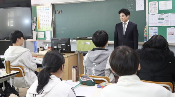 ▲김대중 전남교육감이 26일 곡성고등학교를 방문, 수업중인 학생들을 격려하고 있다.(사진제공=전라남도교육청)