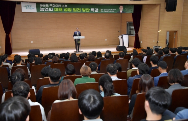 ▲담양군은 지난 26일 국회 농림축산식품해양수산위원회 위원인 홍문표 국회의원을 초청, ‘농업의 미래성장 발전방안’이라는 주제로 특강을 진행했다.(사진제공=담양군)