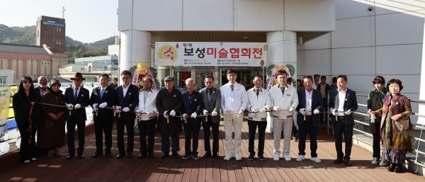 ▲지난 27일 벌교 꼬막웰빙센터 전시관에서 ‘제7회 보성미술협회전’을 개최했다.(사진제공=보성군)