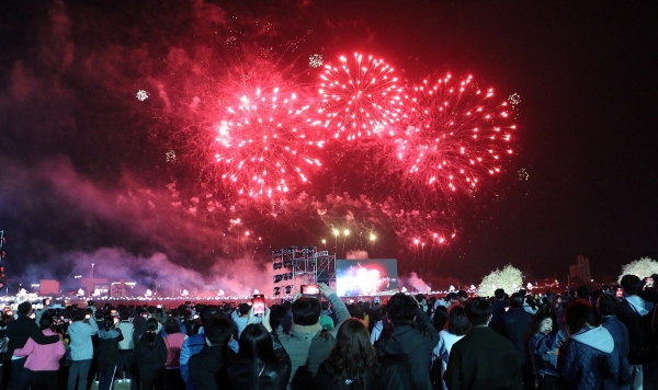 ▲'2023나주축제, 영산강은 살아있다' 축제 폐막 불꽃쇼(사진제공=나주시)