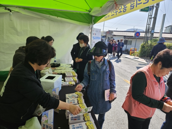 ▲보성군은 ‘제19회 벌교꼬막축제’ 동안 남도 음식 거리로 지정된 ‘벌교 태백산맥 꼬막거리 홍보부스’를 운영했다.(사진제공=보성군)