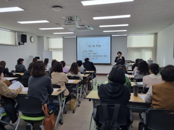 ▲31일 전남교육청교육연구정보원에서 특수교육 영유아 맞춤형 방과후과정 담당자 연수가 진행되고 있다.(사진제공=전라남도교육청)